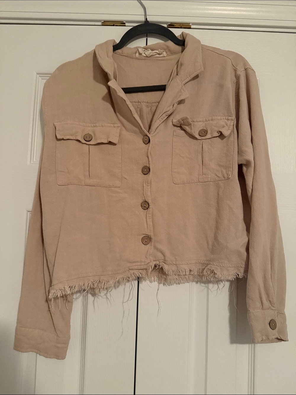 Women's Beige Frayed Hem Button-Front Cropped Top